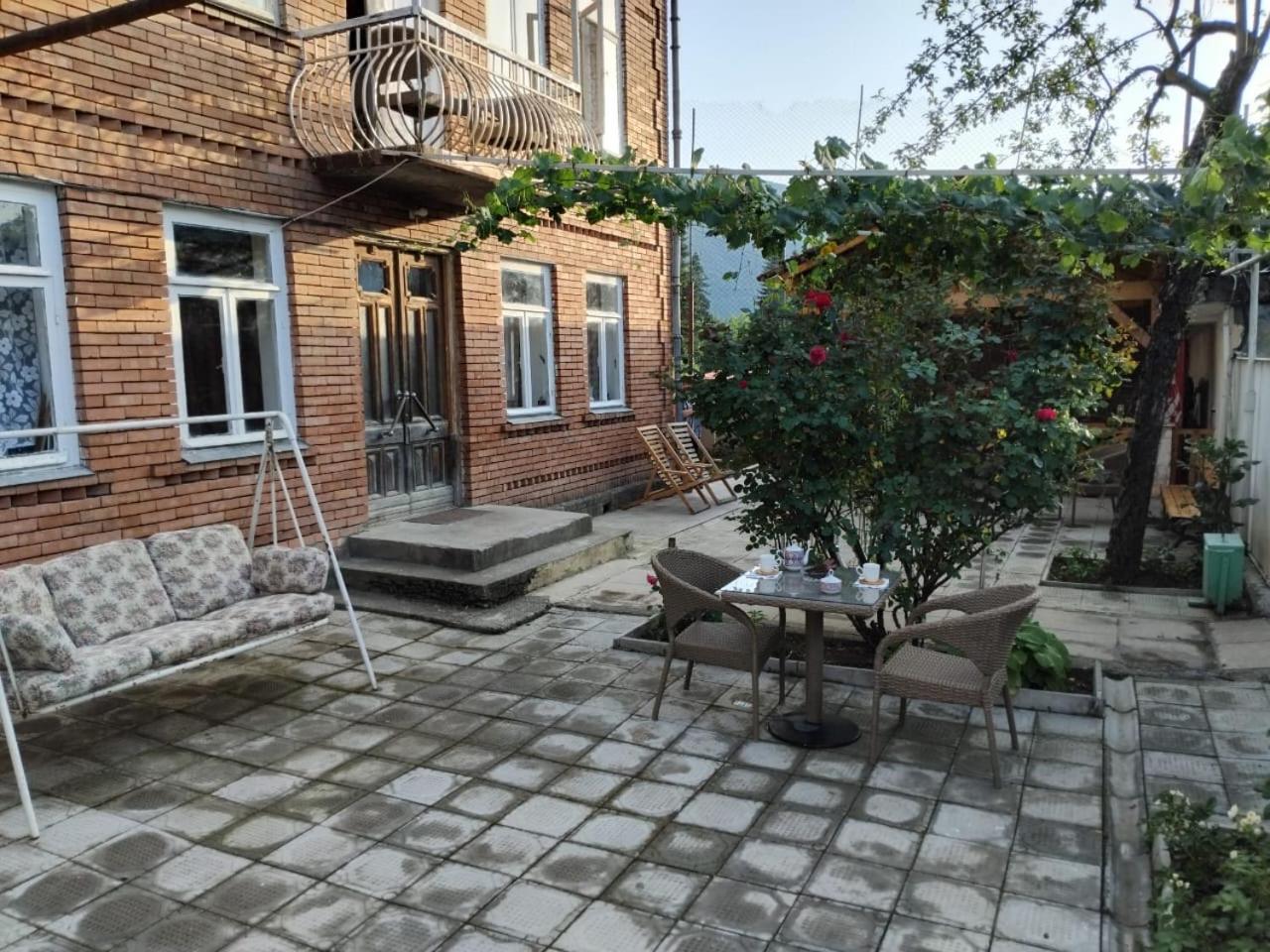 Ambrosador Guest House Ambrolauri Exterior foto
